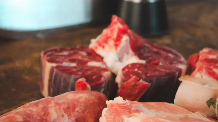 分切好的生鮮肉品，依部位分裝陳列